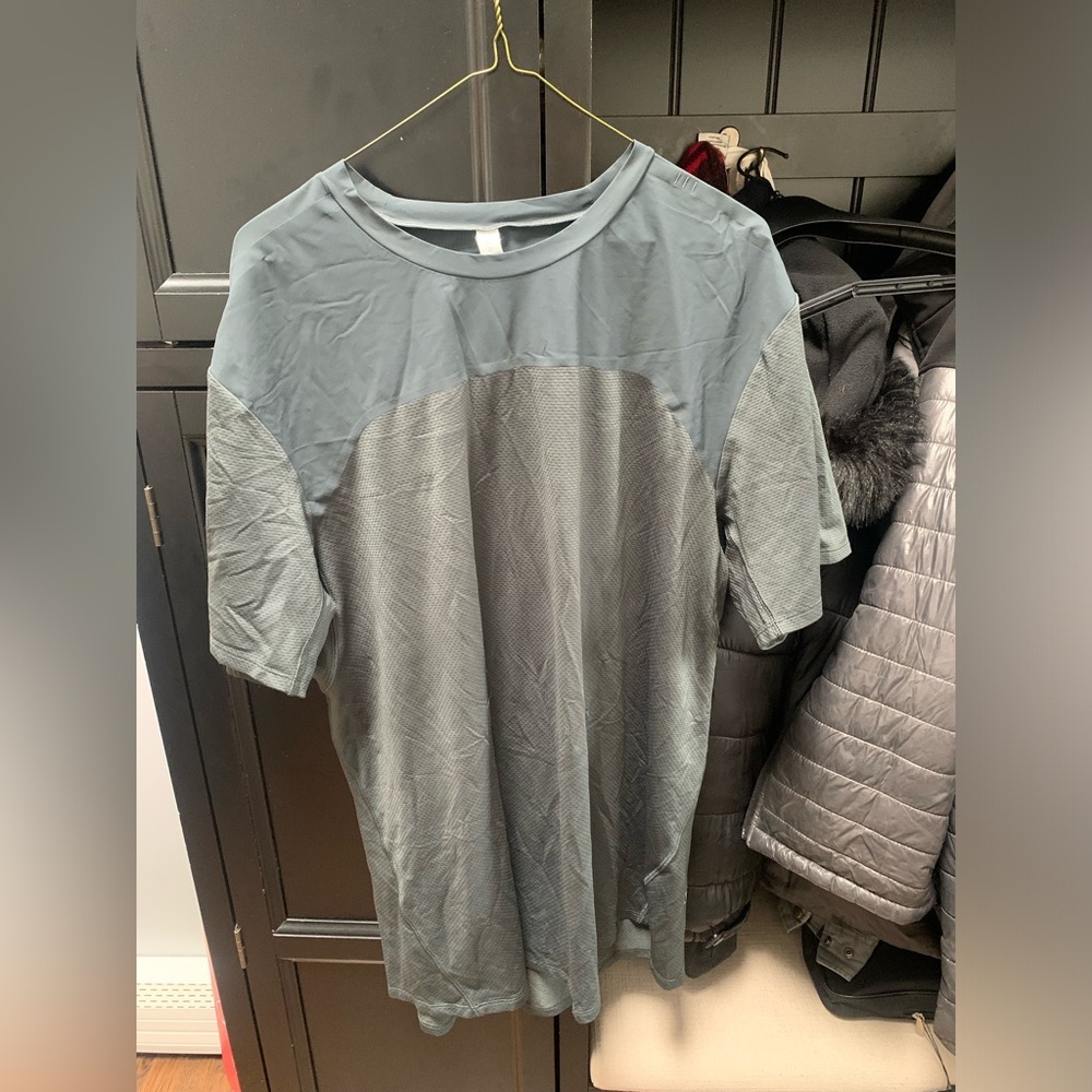 Lululemon Men’s activewear short sleeve shirt size  XL